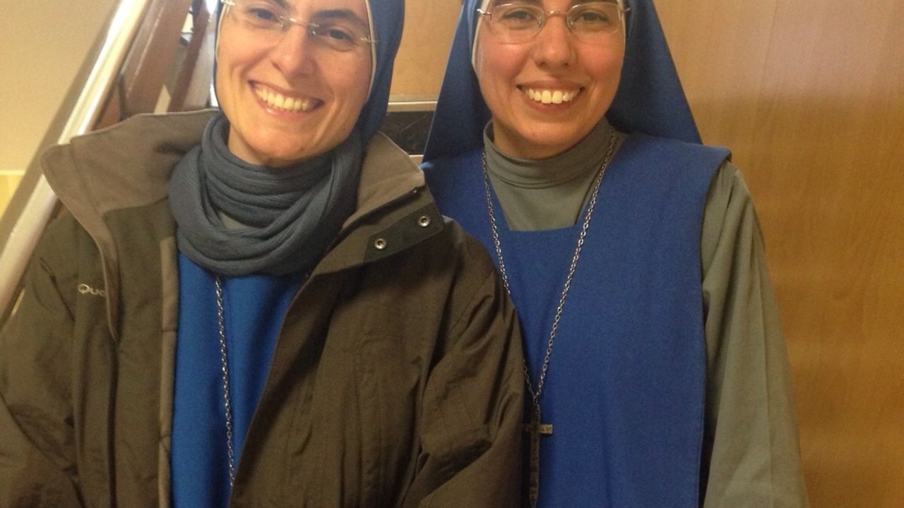 La hermana Yeshua, religiosa del Instituto Verbo Encarnado (derecha).