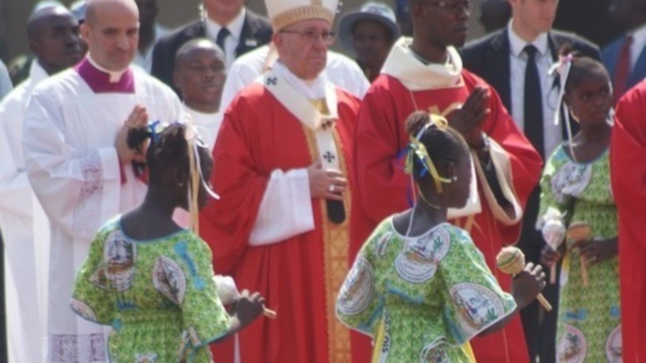 El Papa Francisco durante una misa en República Centroafricana.