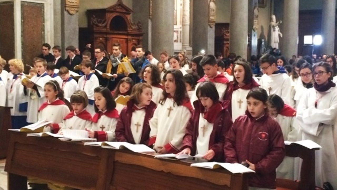 Encuentro en Roma de niños cantores de coro.