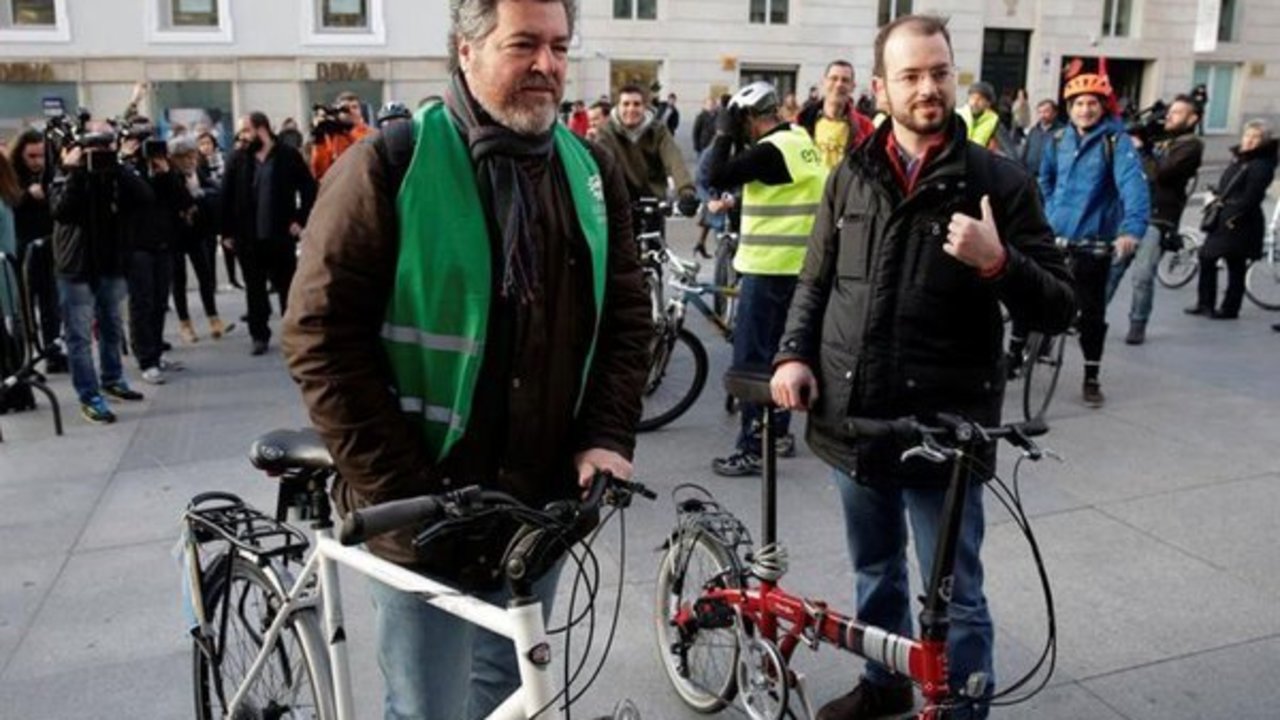 López de Uralde a su llegada al Congreso en bicicleta. 