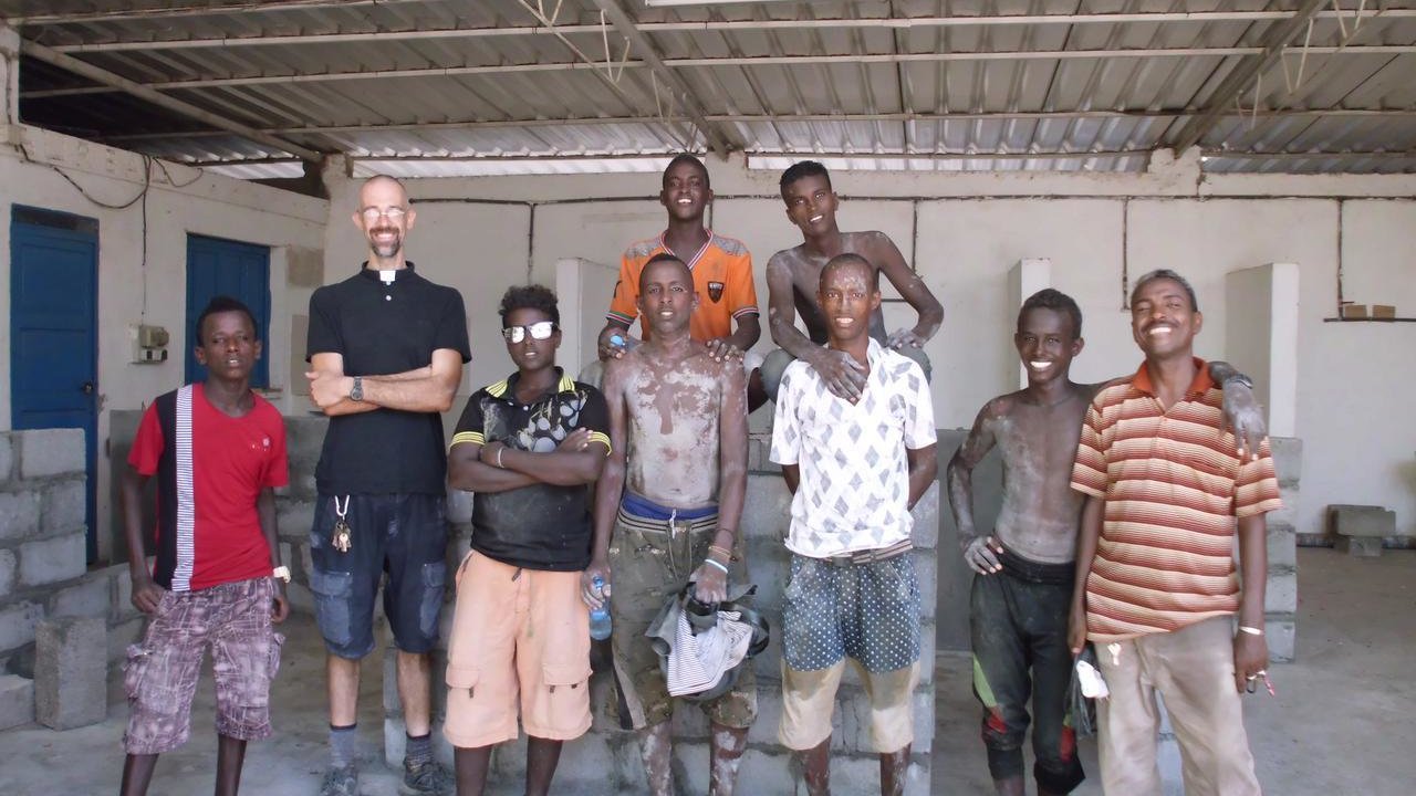 Mark Desser junto a un grupo de estudiantes musulmanes de la ciudad africana de Yibuti. 