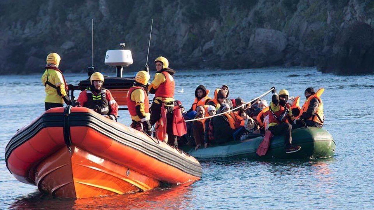 Voluntarios de la ONG española Proactiva, socorriendo a refugiados en el mar. 