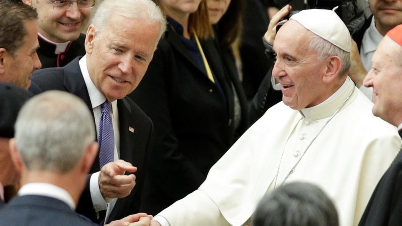 El Papa Francisco y Joe Biden, cuando era vicepresidente de Estados Unidos, en el Congreso organizado en el Vaticano sobre Medicina Regenerativa.