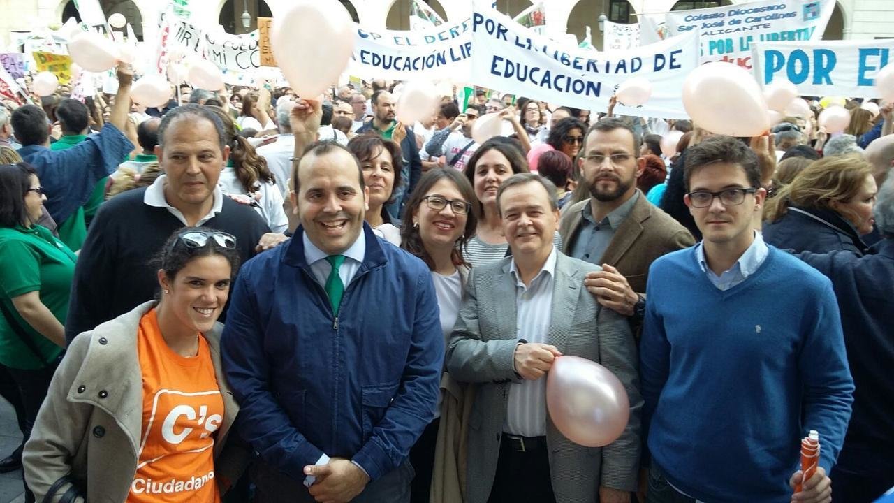 Miembros de Ciudadanos en la manifestación de Alicante en apoyo a la educación concertada. 