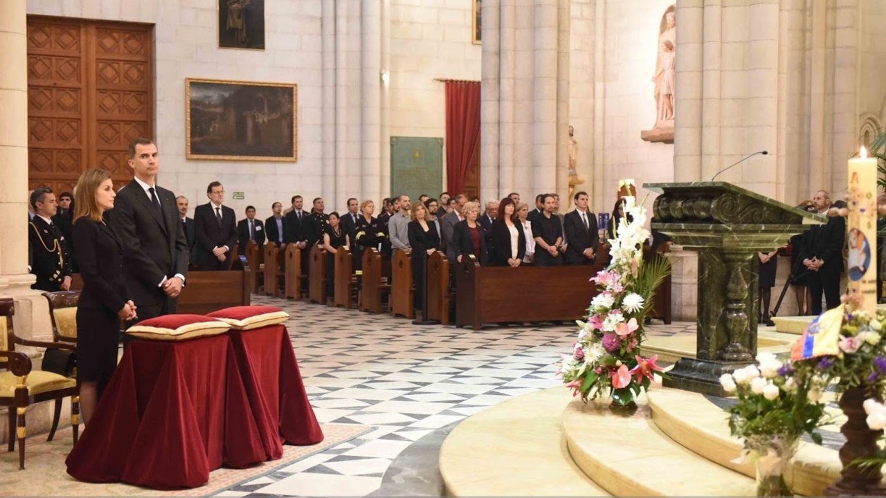 Los reyes y representantes políticos en el funeral de Madrid por las víctimas del terremoto de Ecuador. Foto: Miguel Hernández.  