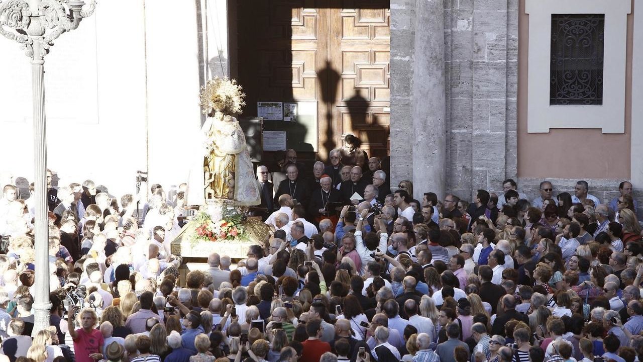 El cardenal Cañizares junto a otros obispos, durante el acto de desagravio a la Virgen de los Desamparados. 
