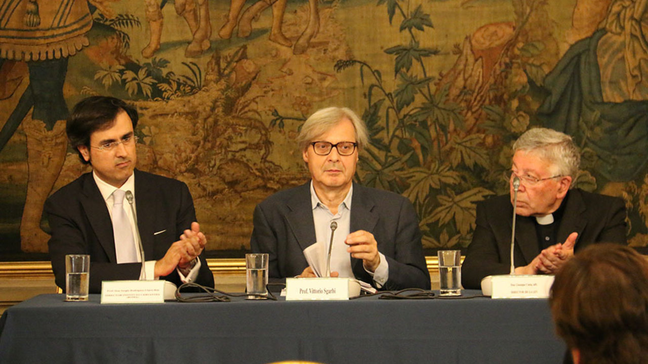 El director del Instituto Cervantes de Roma, Sergio Rodríguez López-Ros; el escritor italiano Vittorio Sgarbi; y el sacerdote Giuseppe Costa, director de la Librería Editrice vaticana.