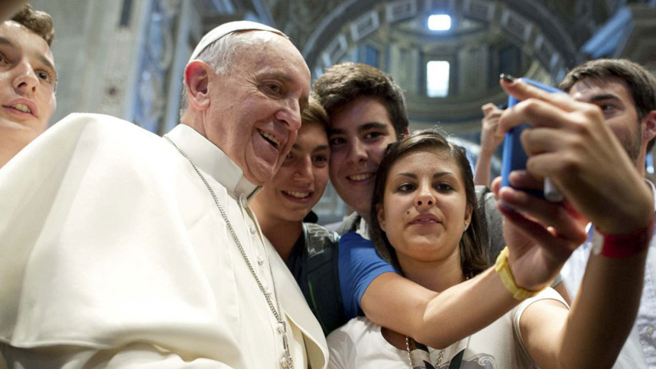 El papa con los jóvenes en un acto.