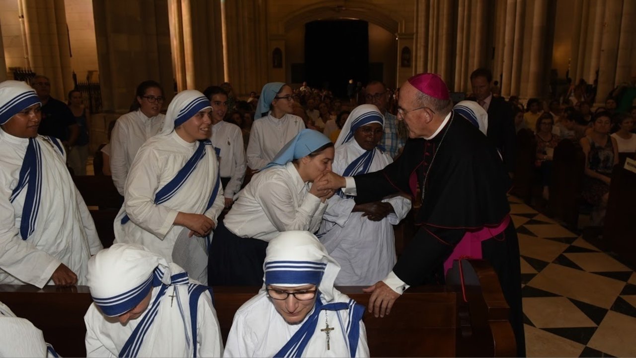 Carlos Osoro con las misioneras de la Caridad en la misa celebrada con motivo de la canonización de la madre Teresa. 