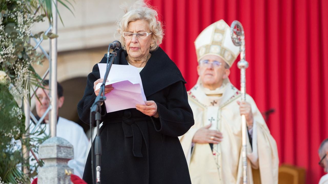 Manuela Carmena, en los actos de La Almudena. Detrás, el arzobispo Carlos Osoro.