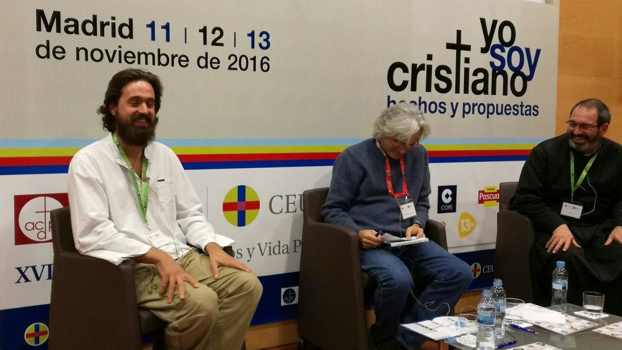 De izquierda a derecha: Jaume Vives, el periodista Fernando de Haro, y el misionero en Irak, Luis Montes. 