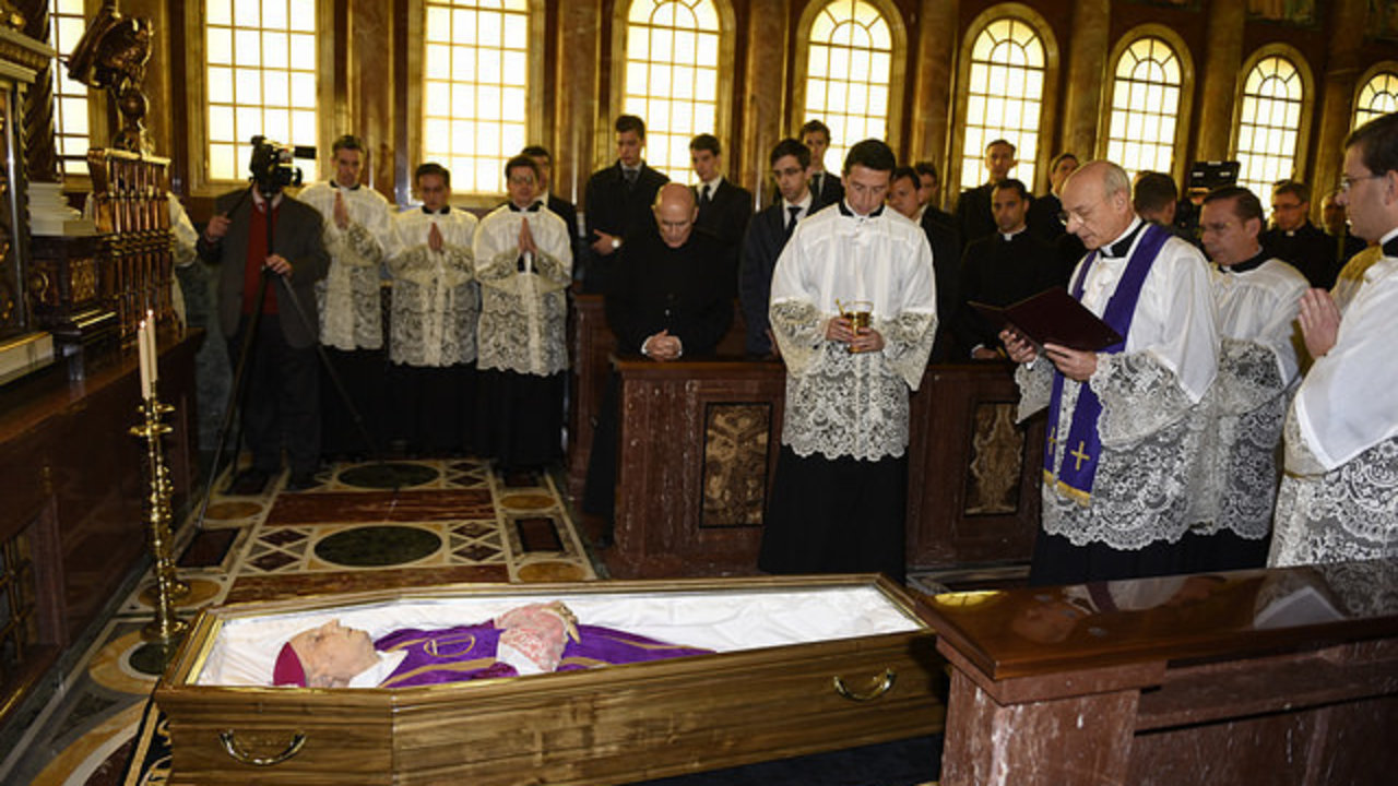 Monseñor Fernando Ocáriz, vicario auxiliar del Opus Dei, reza un responso ante los restos mortales de Javier Echevarría. 
