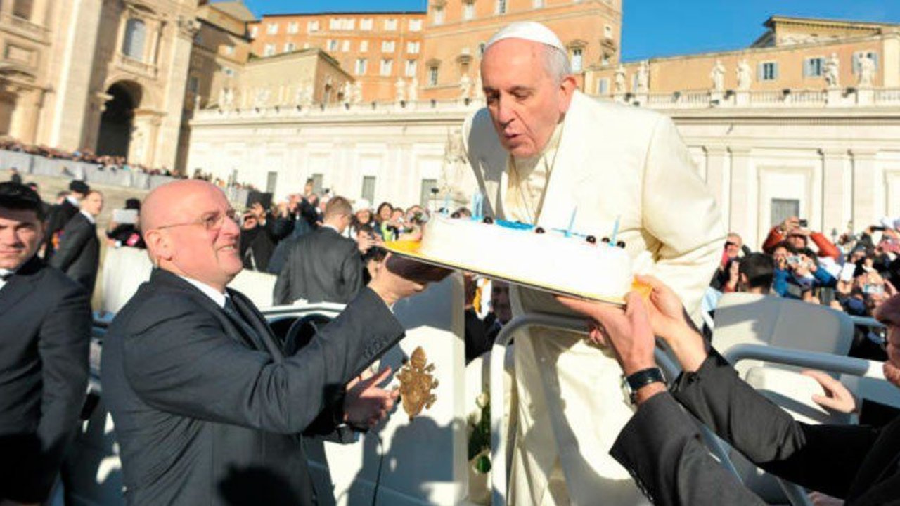 El Papa celebrando un cumpleaños anterior en la Plaza de San Pedro. 