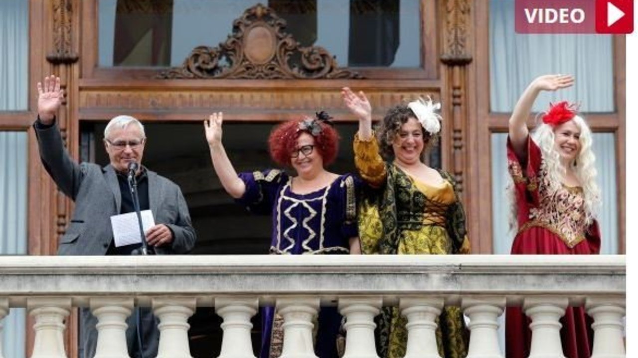 Joan Ribó, alcalde de Valencia, con las tres magas republicanas en el balcón del Ayuntamiento, al final de la Cabalgata 2016. 