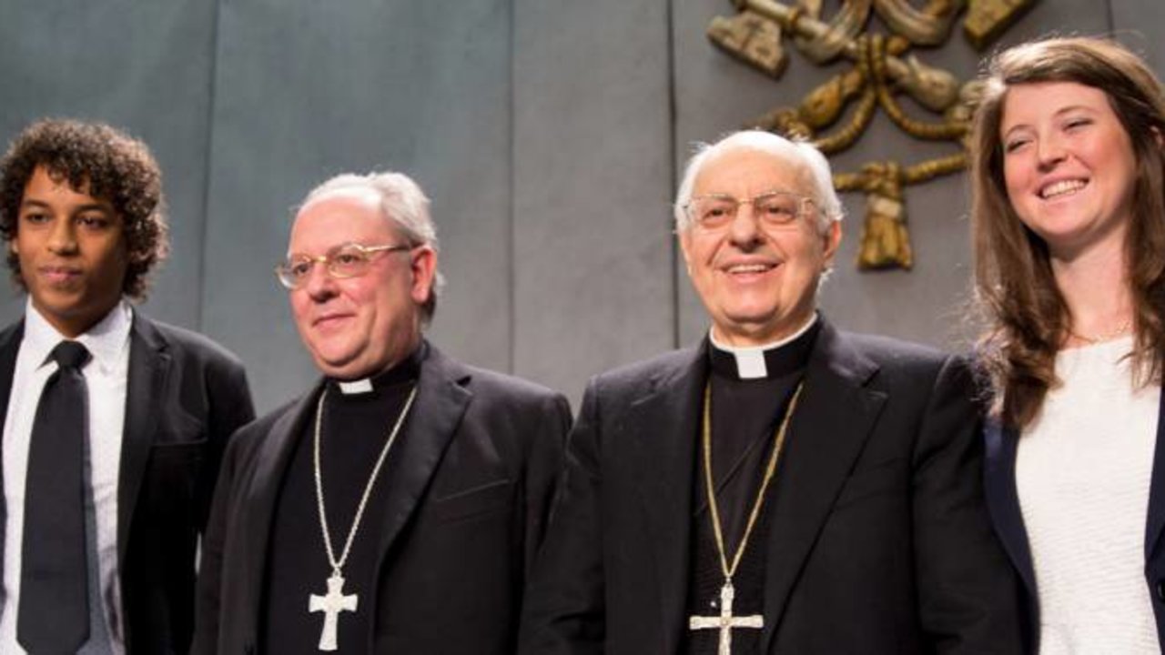 Dos jóvenes junto al obispo Fabio Fabene y el cardenal Lorenzo Baldisseri. Foto: Daniel Ibáñez (ACI Prensa)
