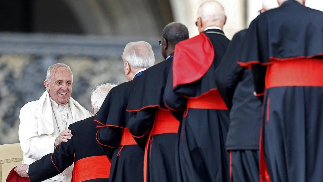 El Papa Francisco saludando a algunos cardenales. 