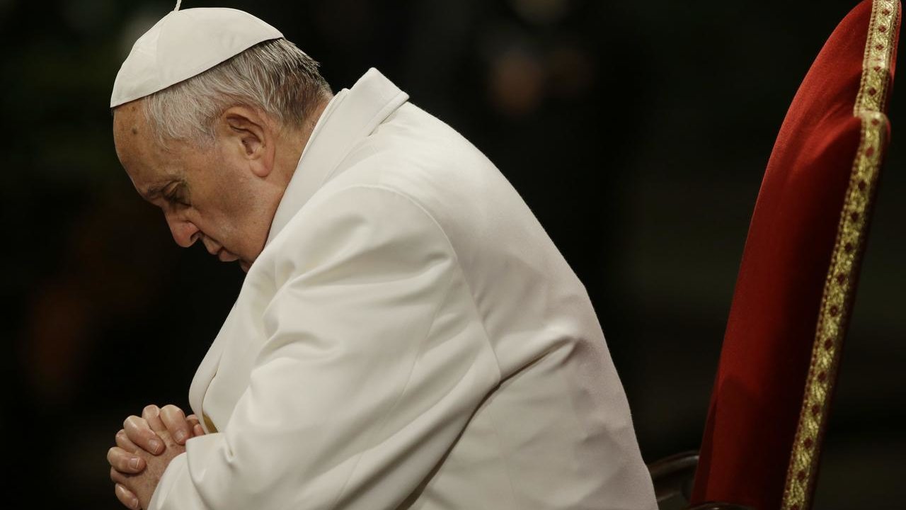 El Papa Francisco rezando el Vía Crucis. 