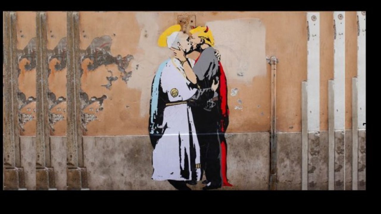 Mural de Trump y el Papa Francisco. 