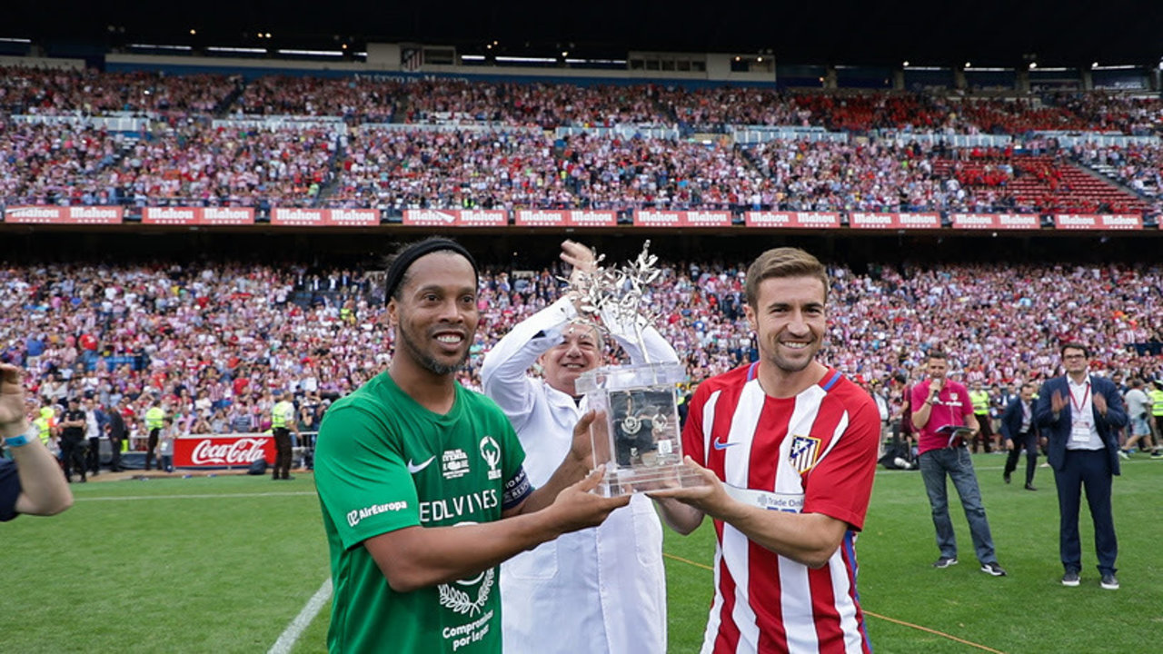 Los capitanes de Scholas y del Atlético de Madrid, Ronaldinho y Gabi Fernández respectivamente, junto a José María del Corral.   