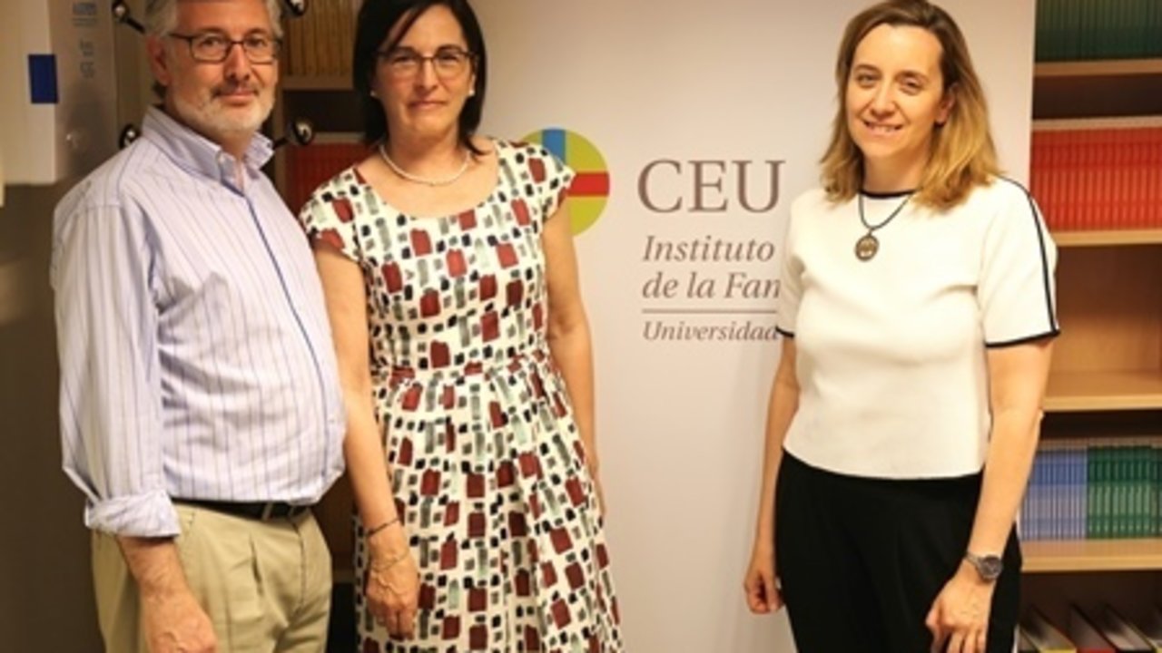 El director del Instituto CEU de la Familia, Elio Gallego; Nieves González Rico y Carmen Sánchez Maíllo, también del Instituto de la Familia. 