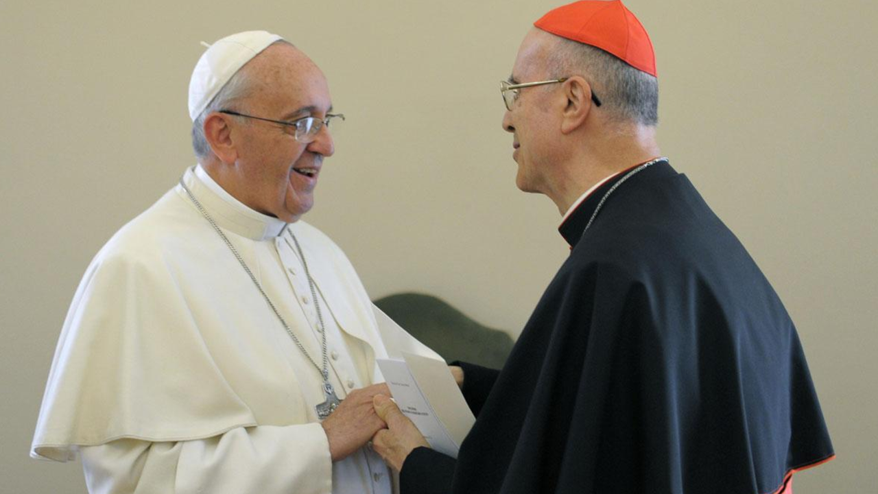 El Papa Francisco con el cardenal Tarcisio Bertone. 