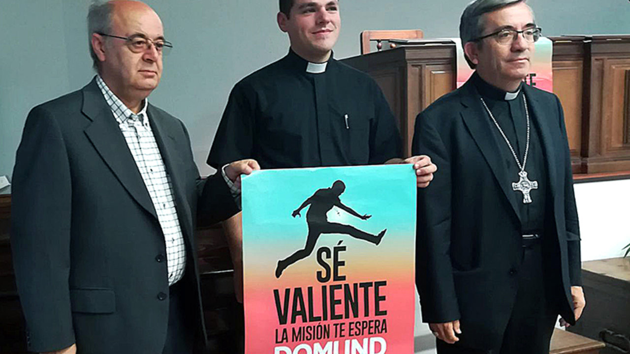 Luis Argüello, obispo auxiliar de Valladolid, (a la derecha), en la presentación del Domund 2017. 