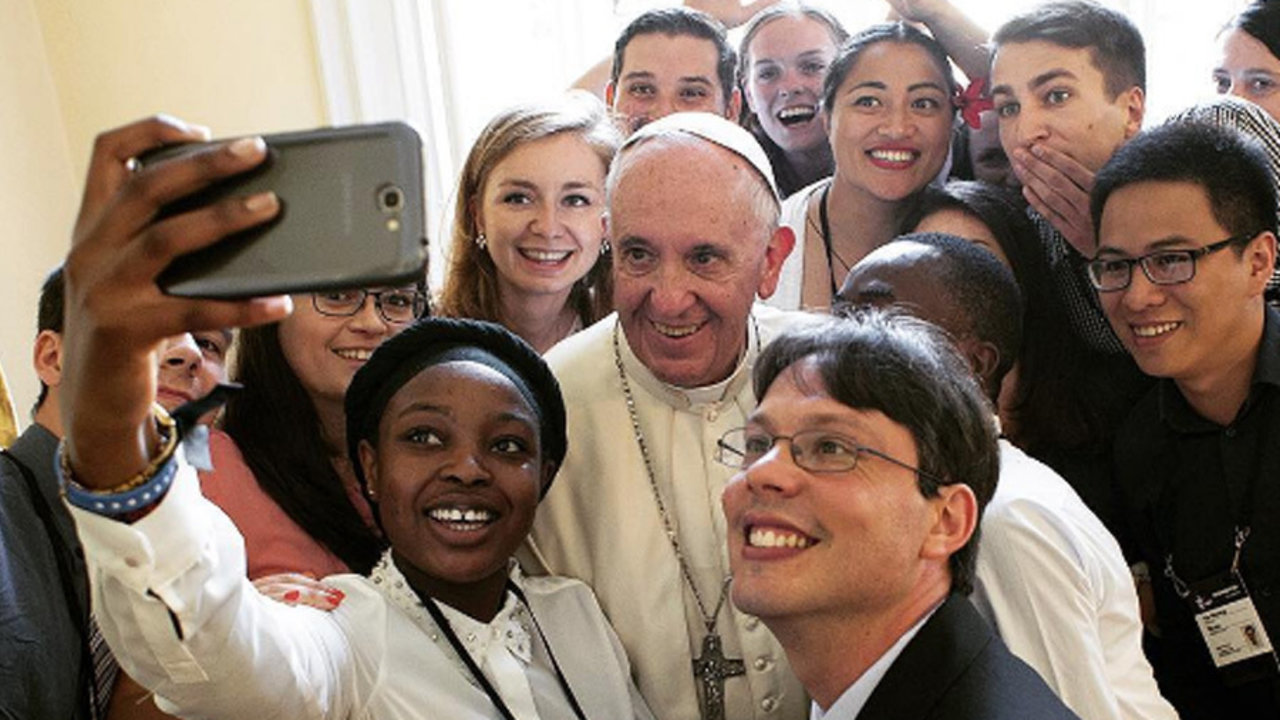 El Papa Francisco y jóvenes. 