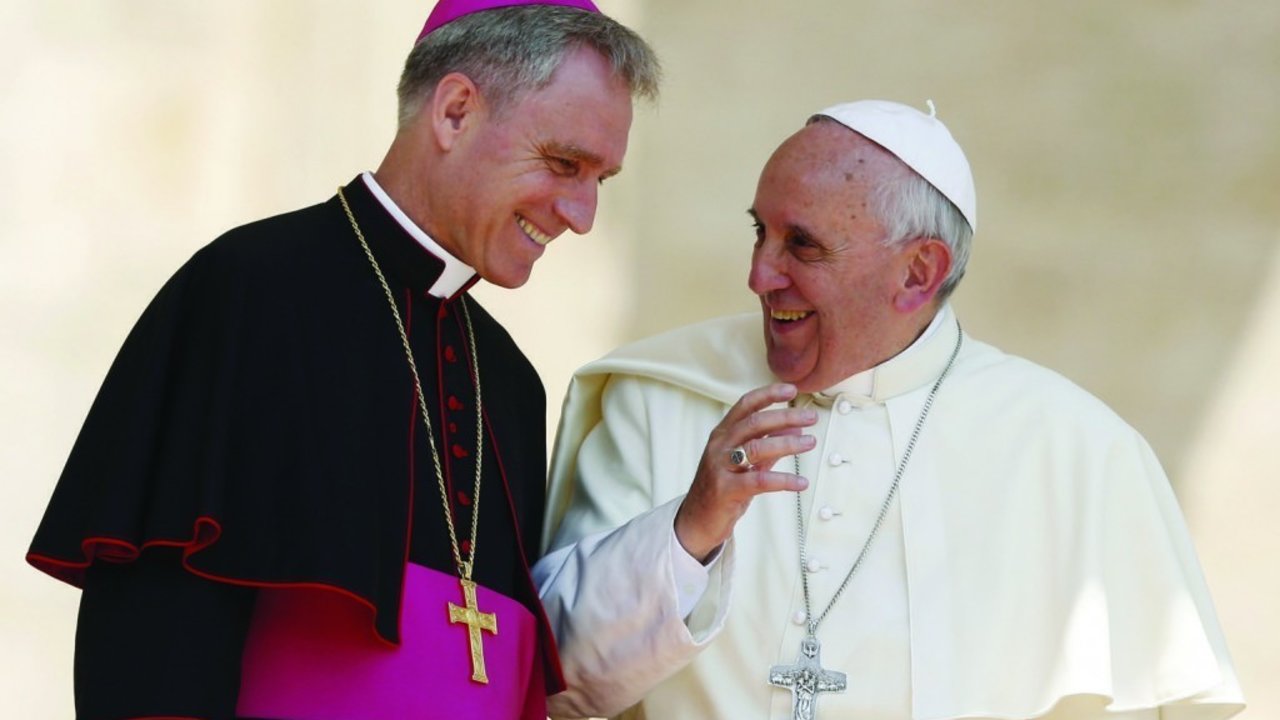 El Papa Francisco con Monseñor Georg Gänswein. 