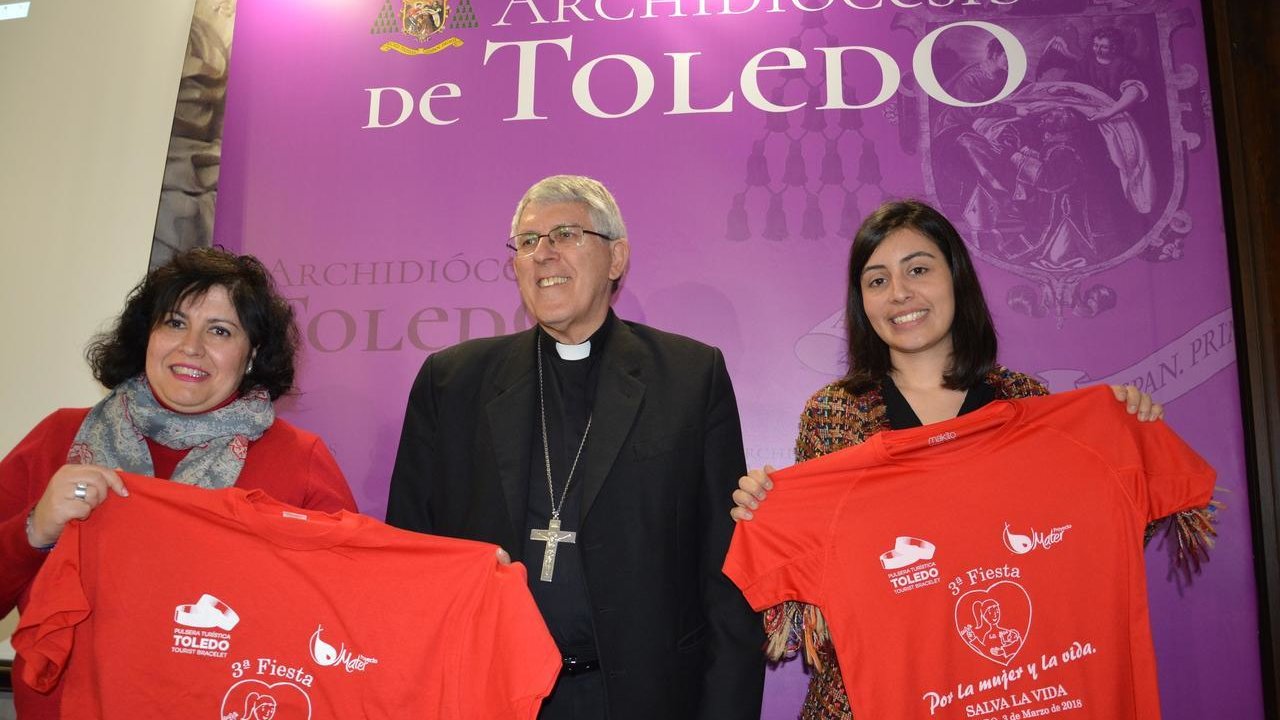 Monseñor Braulio Rodríguez acompañado por las portavoces de la mujer de la diócesis. 