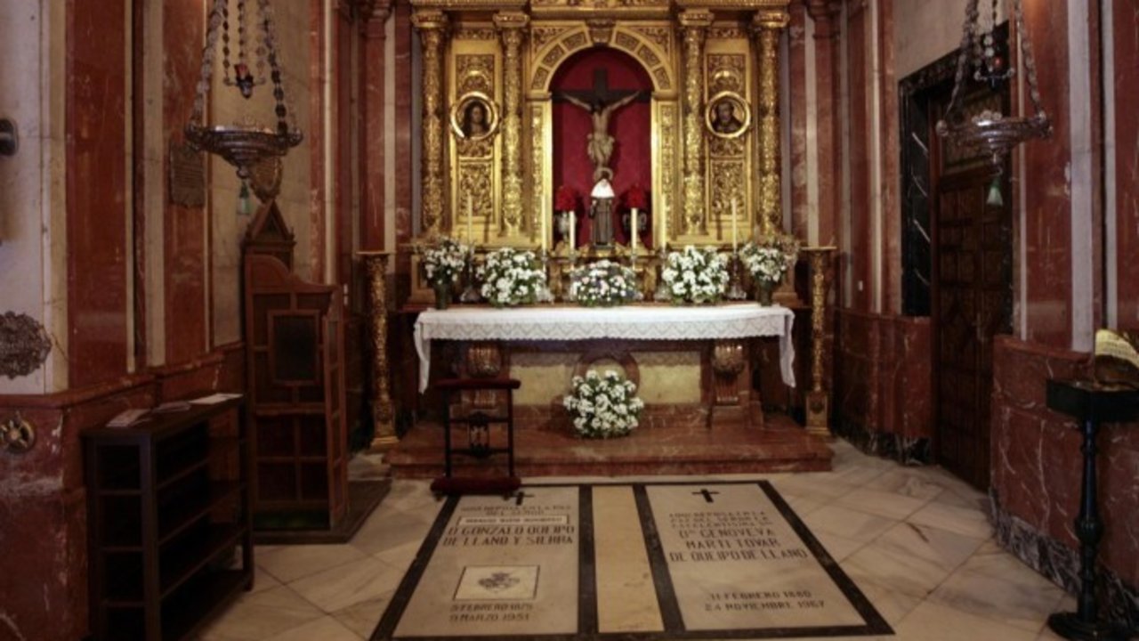 Las tumbas de Queipo de Llano y su mujer en una de las capillas de la basílica de la Macarena. 