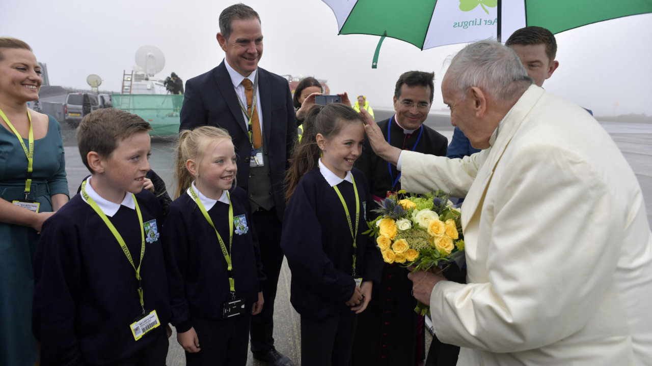 Papa Francisco con padres y niños en Irlanda.