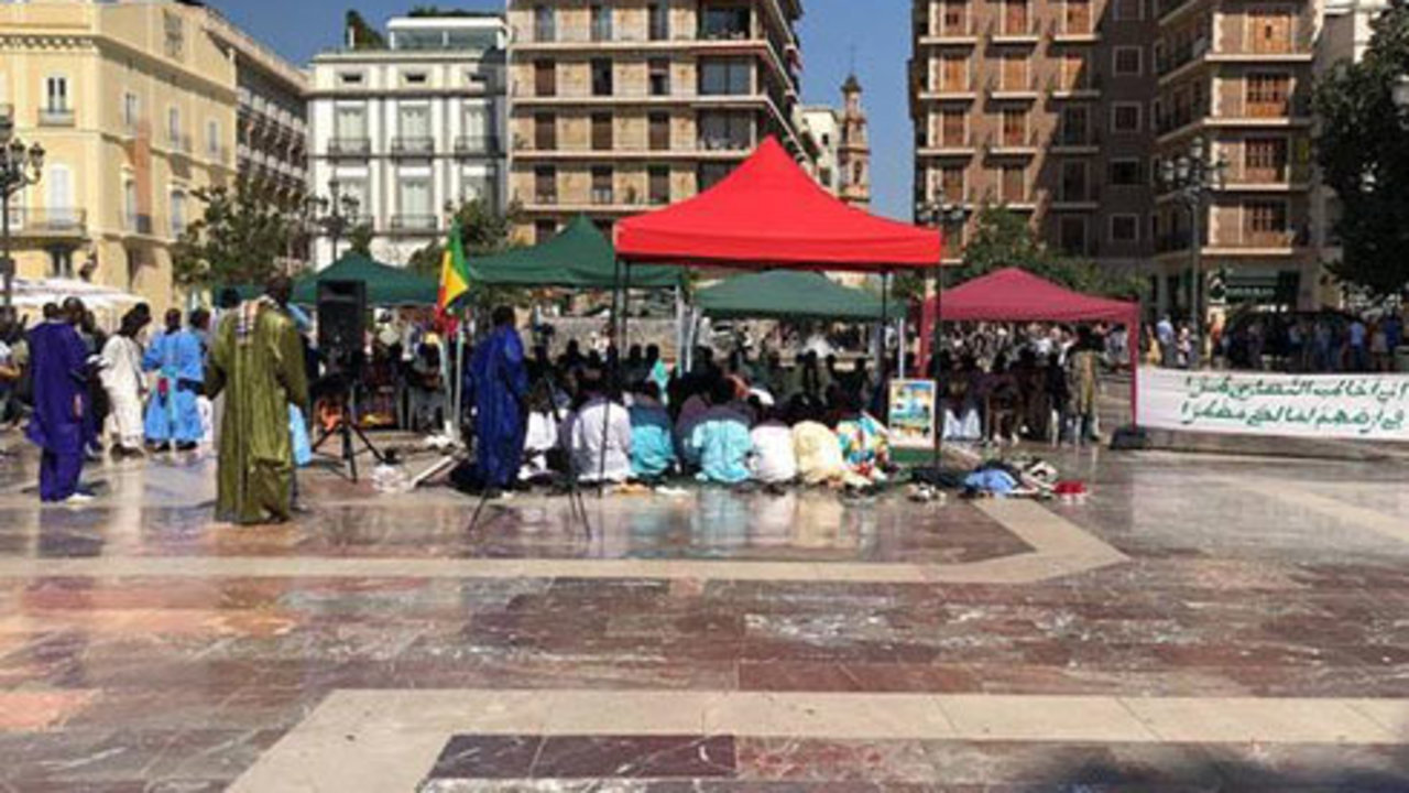 musulmanes-rezando-calles-valencia