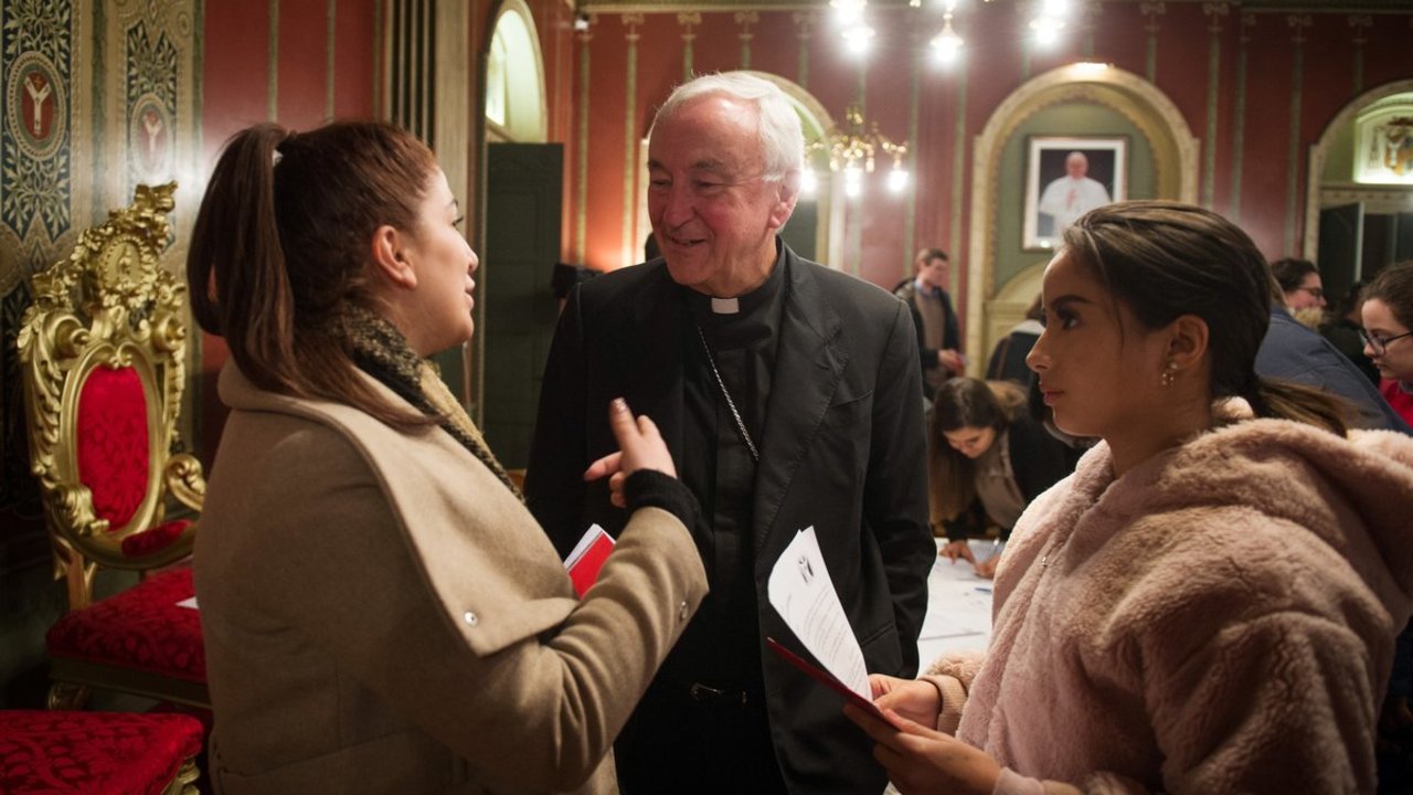 cardenal BUENA Vincent Nichols con jóvenes de su diócesis