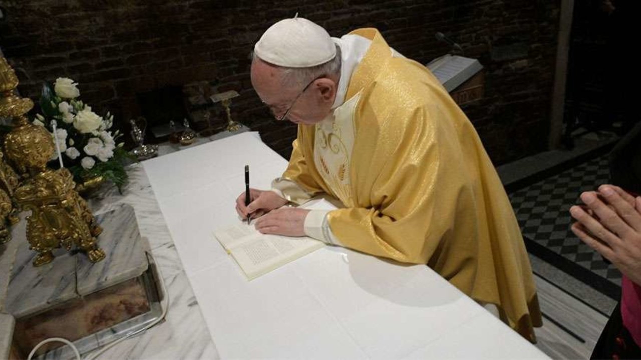 Papa Francisco Firma Exhortacion Apostolica (Vatican Media)
