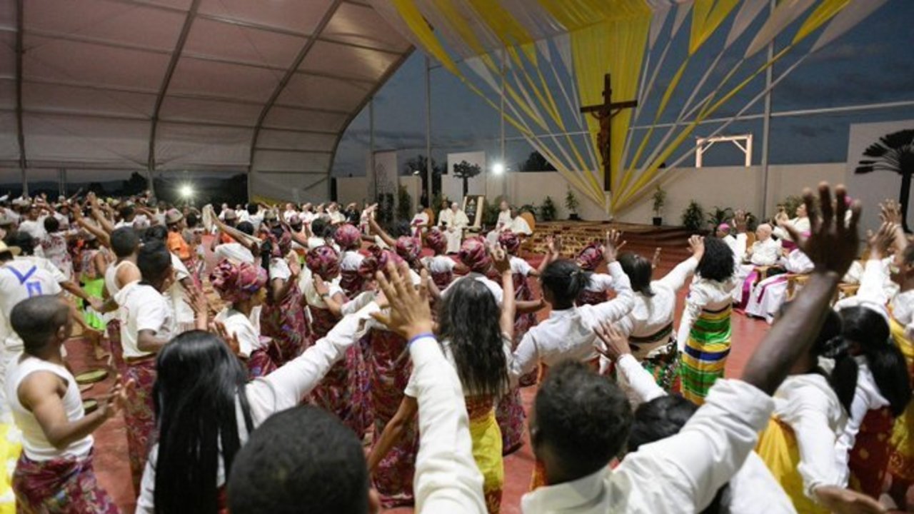 Papa Francisco en Madagascar con los jóvenes.