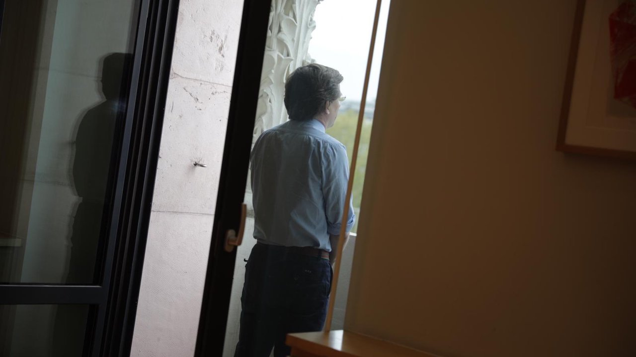 José Luis Martínez-Almeida guardando un minuto de silencio por las víctimas del coronavirus.