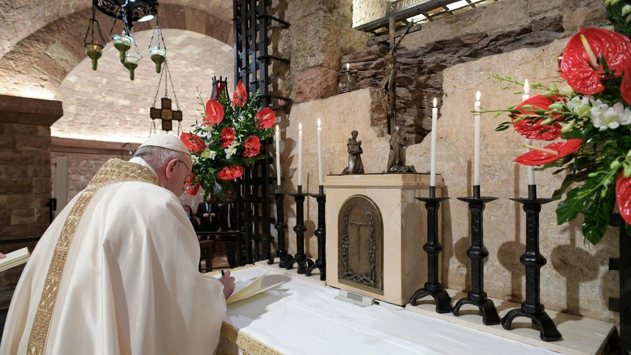 Francisco firmando su tercera encíclica. 