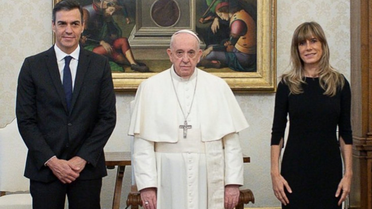 Pedro Sánchez junto a su mujer, Begoña Gómez en la audiencia con el Papa Francisco. 