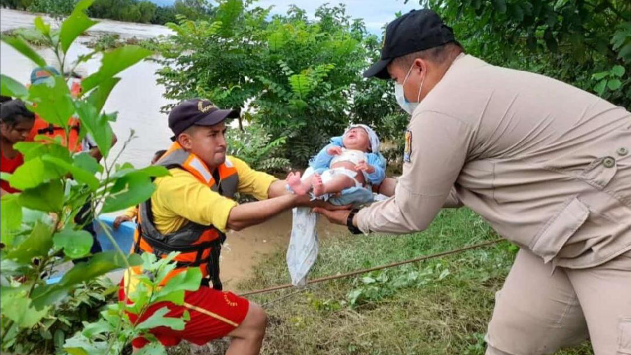 Rescate de un bebé en el valle de Sula (Honduras).