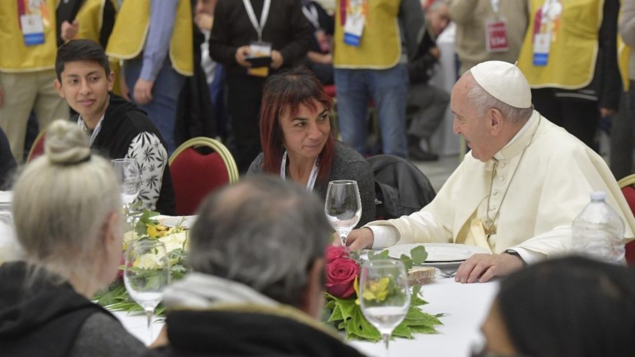 Papa Francisco con indigentes en 2019