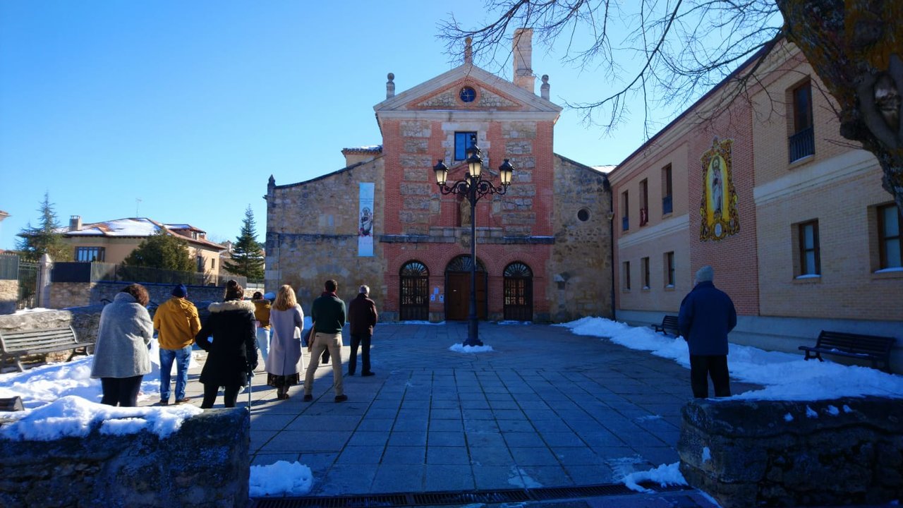 Fieles asisten a misa en la calle, a temperaturas bajo cero, en Burgo de Osma.