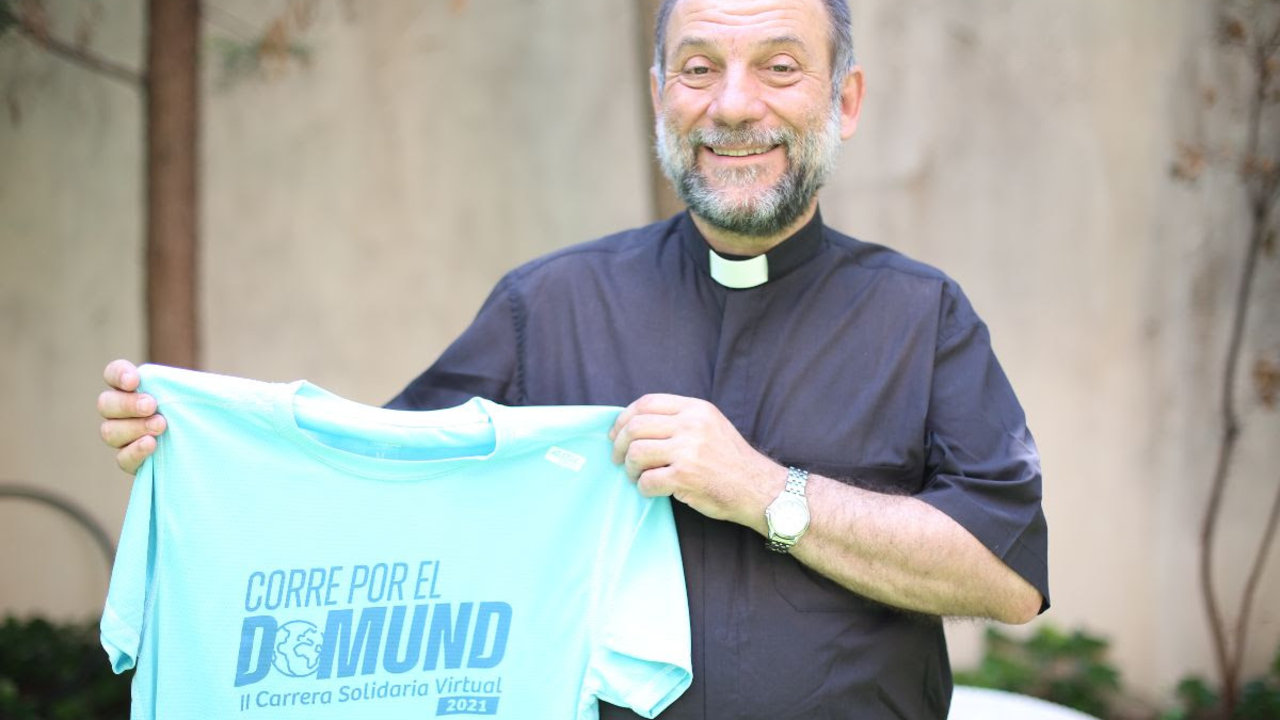 José María Calderón, director de OMP España, con la camiseta de la carrera.