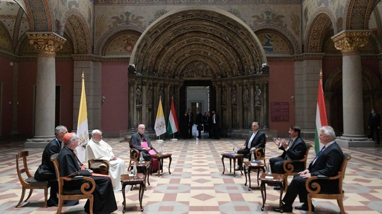 El Papa Francisco con las autoridades de Hungría. 