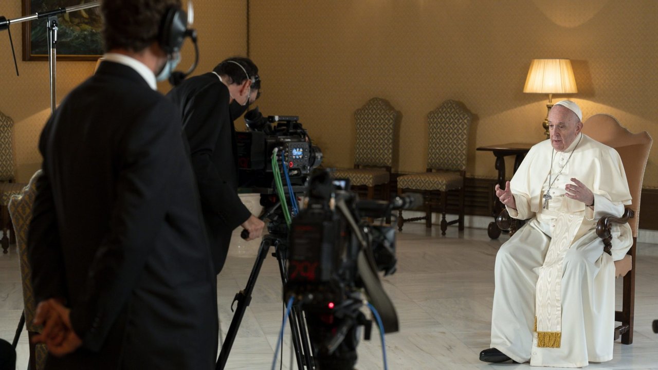 El Papa Francisco es entrevistado en el Vaticano para la serie de Netflix.  Foto de CNS / Simone Risoluti, Vatican Media.