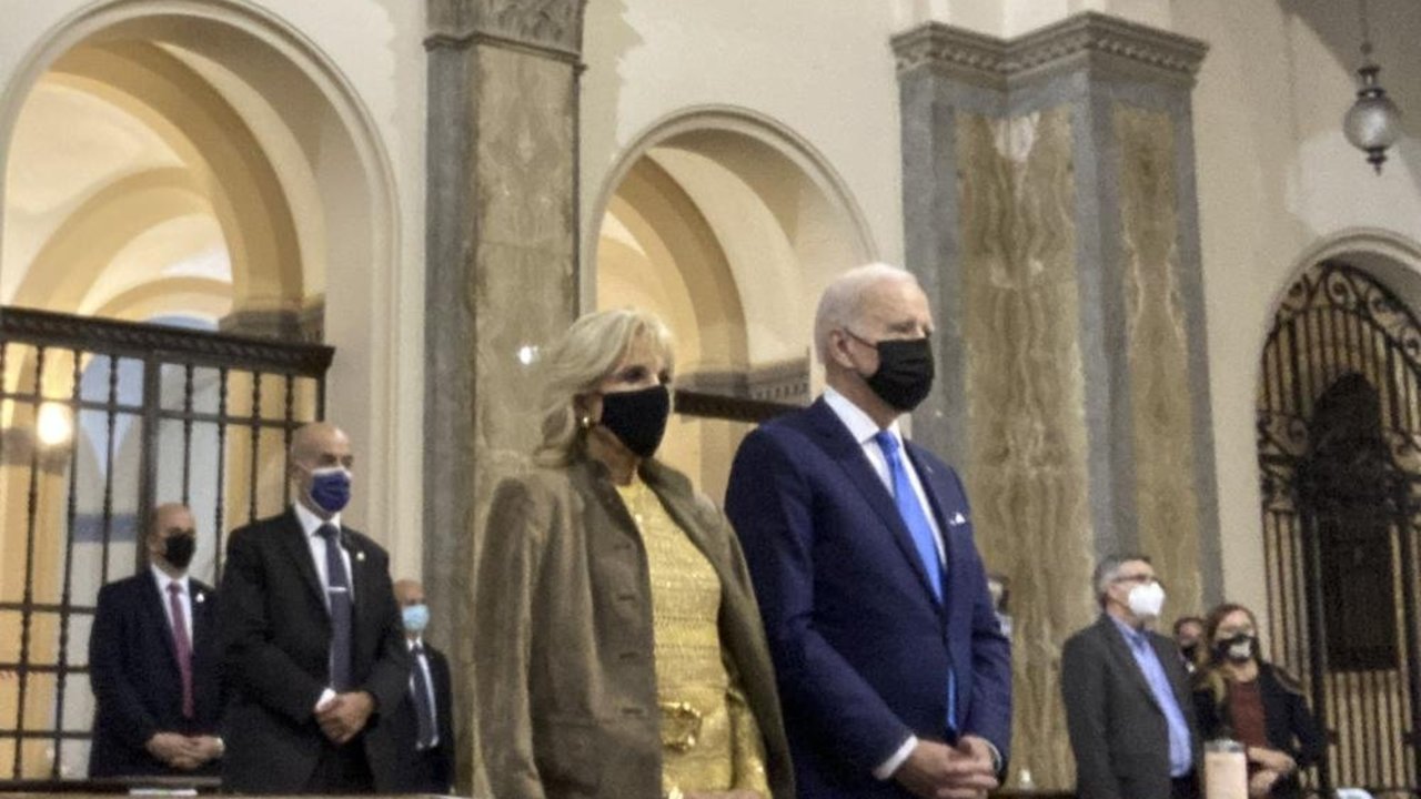 Joe Biden y su esposa, en la Iglesia de San Patricio en Roma.