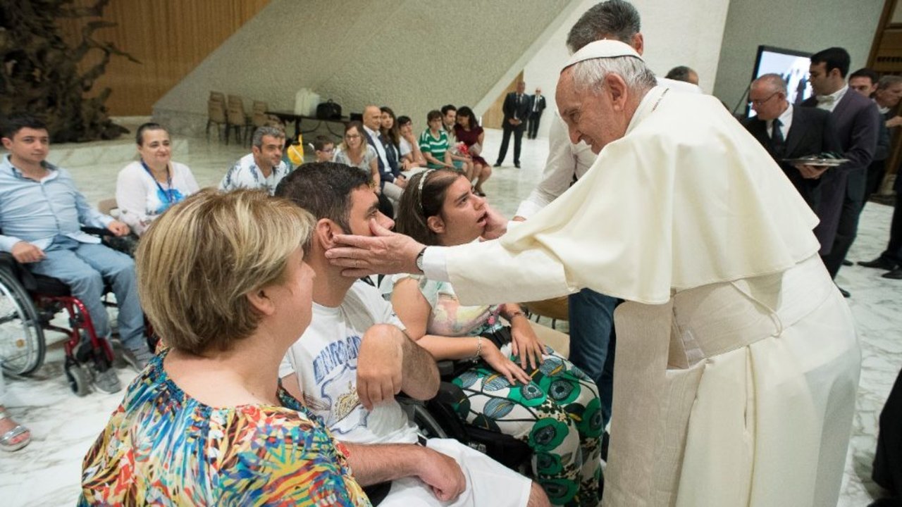 El Papa Francisco saluda a los enfermos que acuden cada semana a la Audiencia general de los miércoles. 