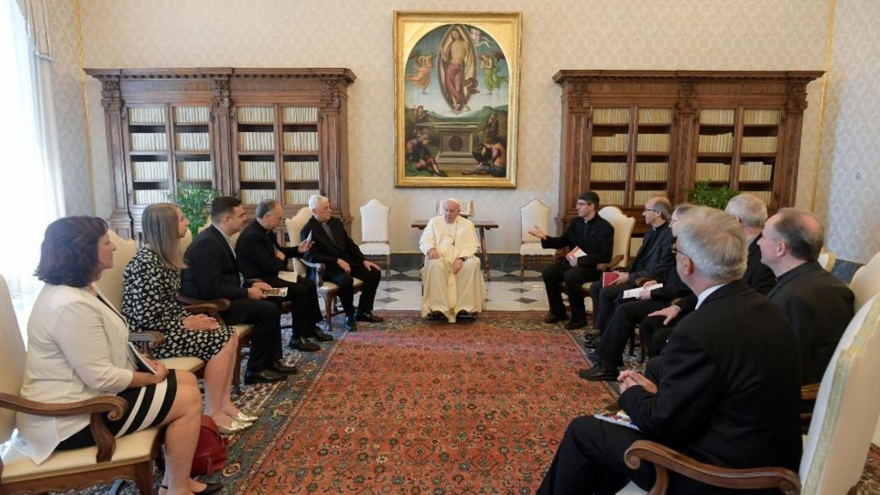 El Papa con los directores de las revistas de los jesuitas.