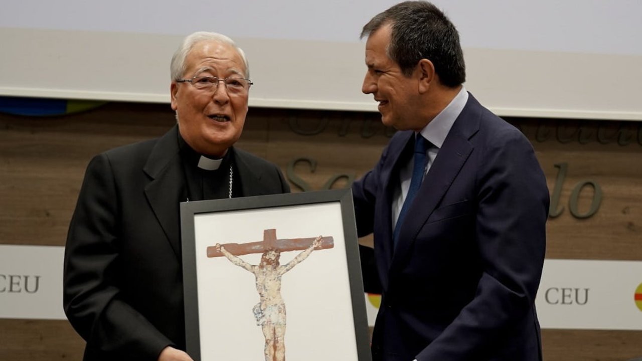 El obispo Reig Pla recibe el Premio Religión En Libertad Maestros en la Fe 2022 de manos de Álex Rosal, director de Religión en Libertad.