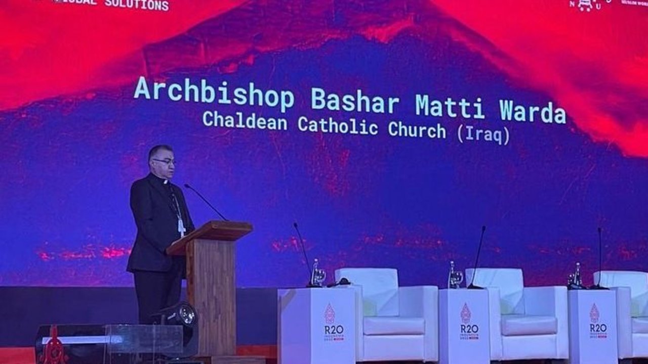 El arzobispo Bashar Warda hablando en la Cumbre R20 en Indonesia. (Cortesía del obispo Warda a través de CNA).