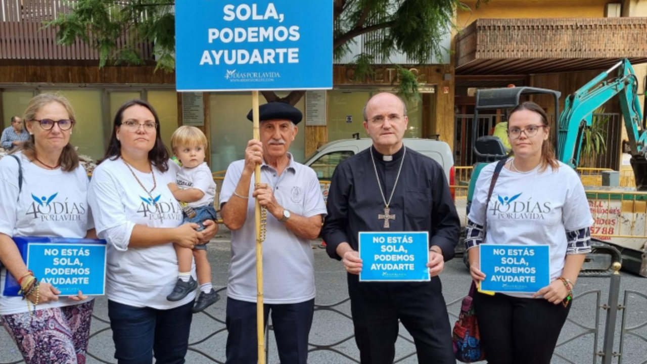 El obispo Munilla junto a los voluntarios de Cuarenta Días por la Vida. Fuente: Twitter